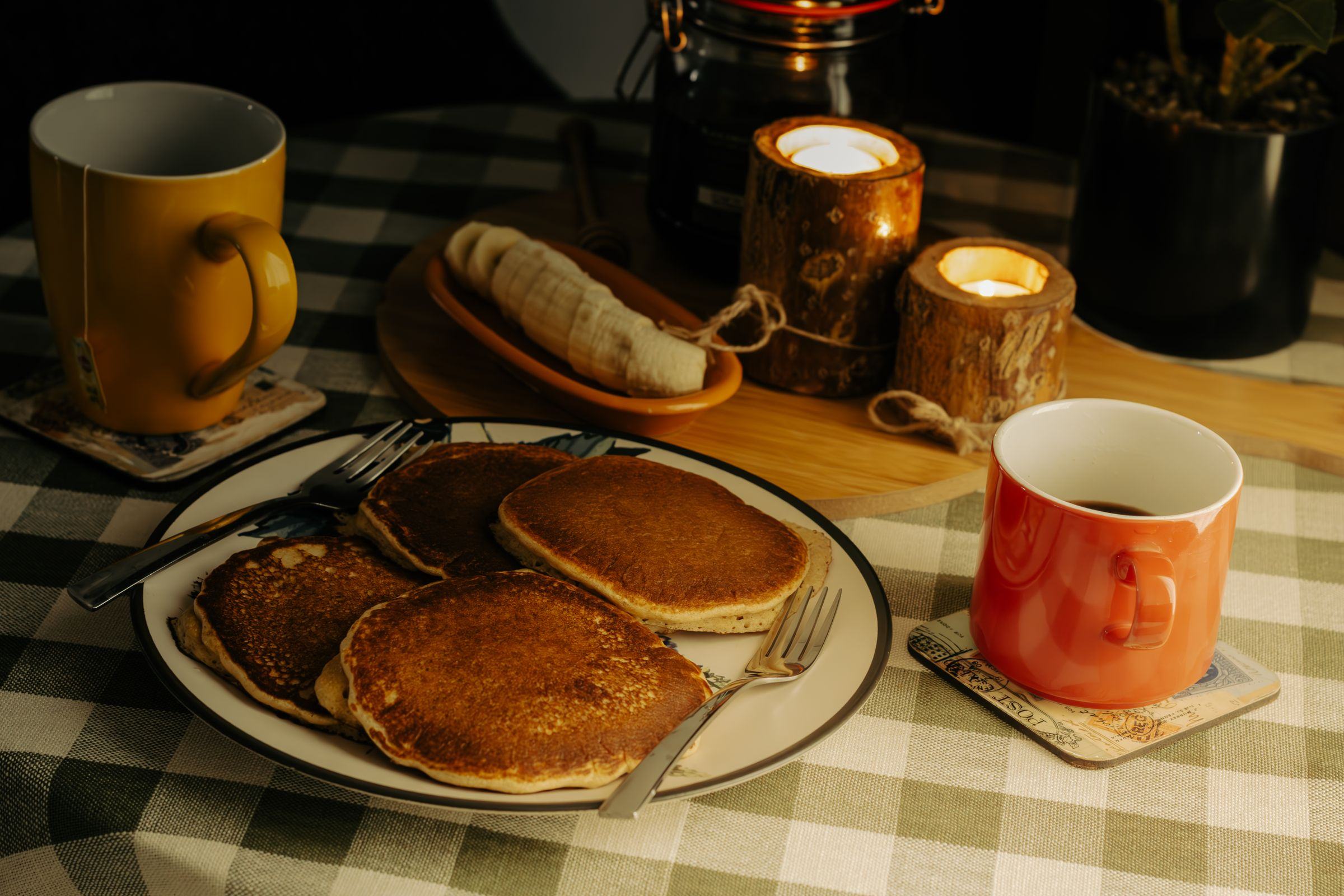 Pancakes servis au petit-déjeuner sur une table dressée